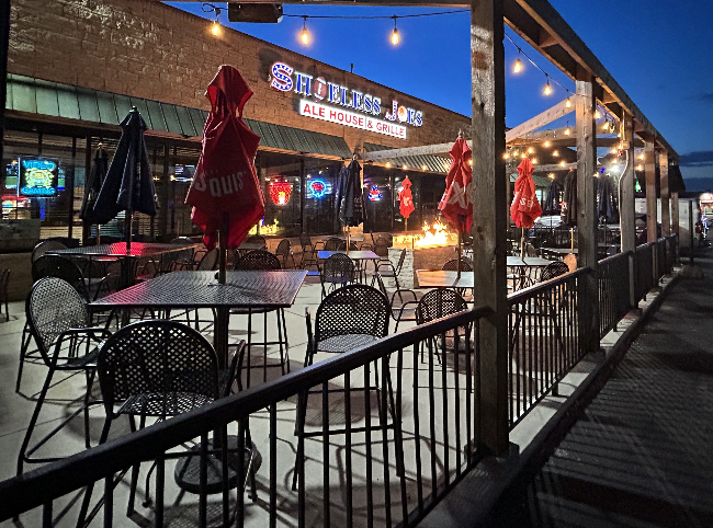 Shoeless Joe's Schiller Park outdoor patio